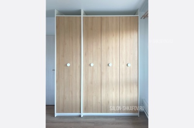 Шкаф с деревянной текстурой в белом корпусе 10_25